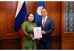 ЕРӨНХИЙ КОНСУЛ Б.ИЧИНХОРЛОО БҮГД НАЙРАМДАХ САХА (ЯКУТ) УЛСЫН ТЭРГҮҮН А.С.НИКОЛАЕВТАЙ АЛБАН УУЛЗАЛТ ХИЙЖ, КОНСУЛЫН ПАТЕНТАА ӨРГӨН БАРИВ.