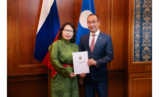 ЕРӨНХИЙ КОНСУЛ Б.ИЧИНХОРЛОО БҮГД НАЙРАМДАХ САХА (ЯКУТ) УЛСЫН ТЭРГҮҮН А.С.НИКОЛАЕВТАЙ АЛБАН УУЛЗАЛТ ХИЙЖ, КОНСУЛЫН ПАТЕНТАА ӨРГӨН БАРИВ.