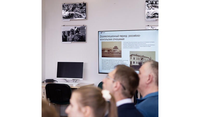 МОНГОЛ УЛС, ОРОСЫН ХОЛБООНЫ УЛС ХООРОНД ДИПЛОМАТ ХАРИЛЦАА ТОГТООСОН БОЛОН МОНГОЛ УЛС ОРЧИН ЦАГИЙН ЗЭВСЭГТ ХҮЧНИЙГ БЭЛТГЭЖ ЭХЭЛСНИЙ 105 ЖИЛИЙН ОЙД ЗОРИУЛСАН ГЭРЭЛ ЗУРГИЙН ҮЗЭСГЭЛЭН.