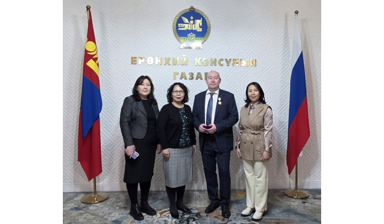 “НАЙРАМДЛЫН АЛТАН ОД” МЕДАЛИЙГ ГАРДУУЛАВ.